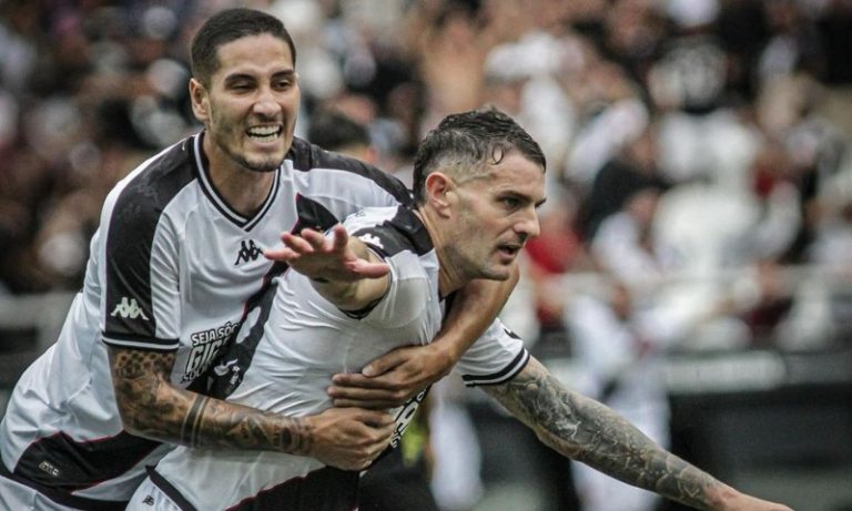 De virada, Vasco vence o Botafogo e fica perto das semifinais do Carioca