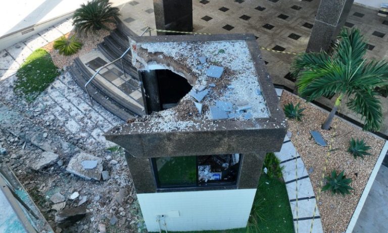 “Deus me livrou”, diz porteiro após queda de fachada em prédio de Vila Velha