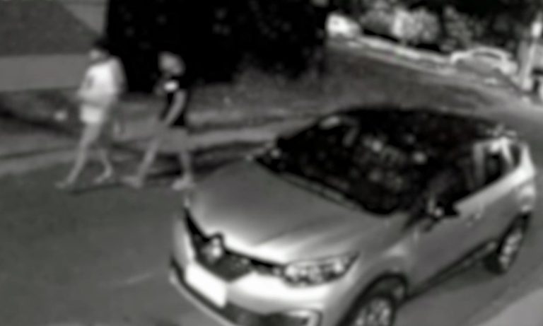 Dupla que esfaqueou turista irlandês é suspeita de outros delitos em Vila Velha