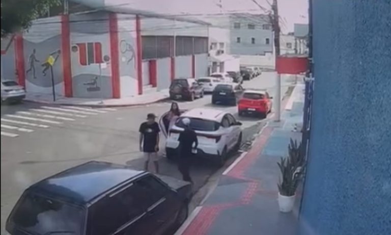 Dupla tenta assaltar dentista no meio da rua e vítima reage