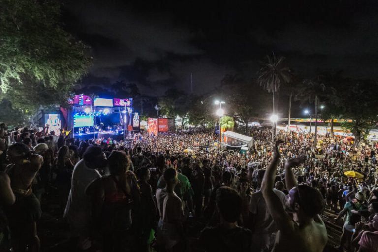 Em Olinda, sete polos animam esta segunda-feira de Carnaval