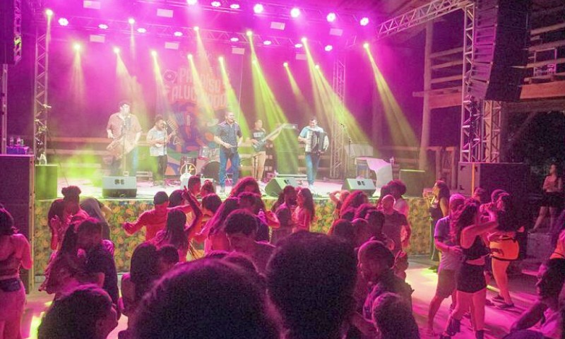 Feriadão com festival de forró em Itaúnas