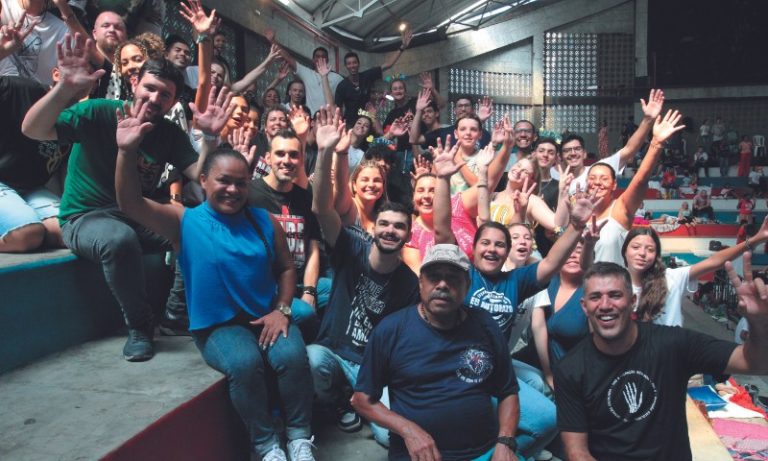 Festa de fé e emoção em Carnaval católico