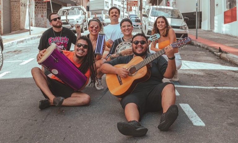 Folia com shows de graça neste domingo