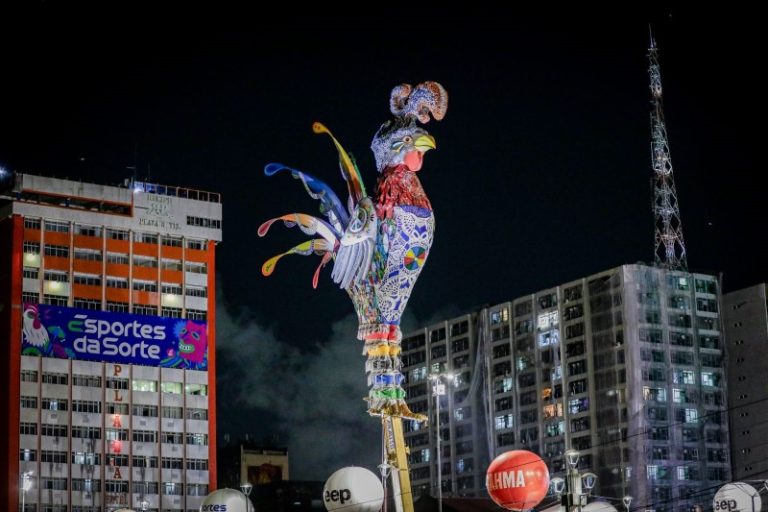 Galo Gigante da Paz já está de pé no Centro do Recife. Que venha agora a folia!