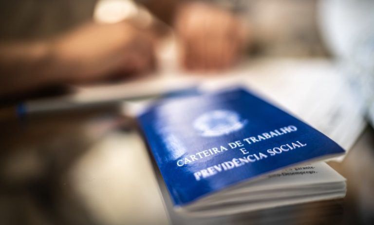 Governo adia por 3 meses portaria sobre trabalho aos feriados
