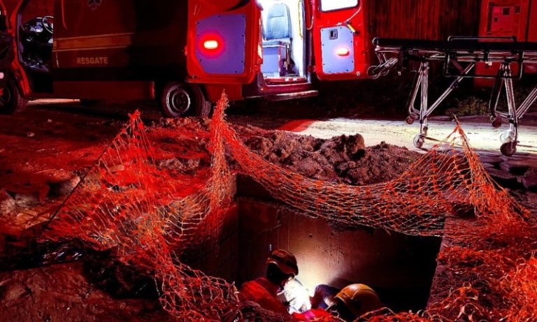 Homem cai em bueiro de mais de 2 metros enquanto mexia no celular em MG