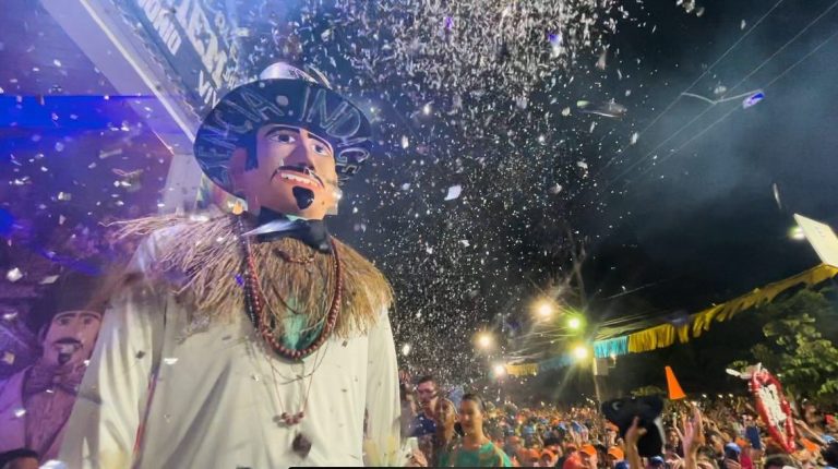 Homem da Meia Noite fez desfile enaltecendo as nações indígenas