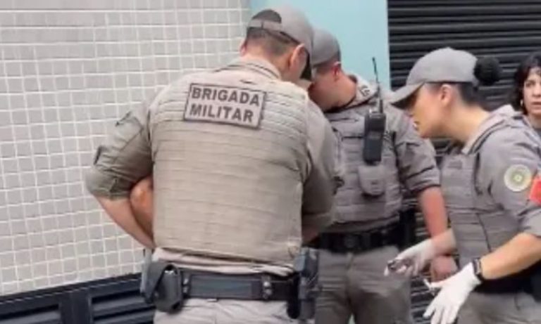 Homem negro é esfaqueado e detido pela polícia no RS; Testemunhas protestam