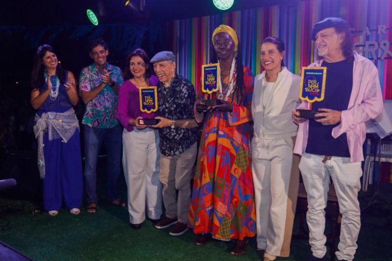 Homenageados do Carnaval 2024 recebem troféus da governadora Raquel Lyra