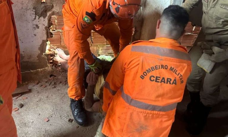 Idoso é resgatado após passar mais de nove horas preso entre paredes no Ceará