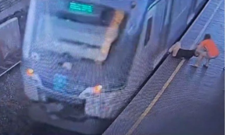 Idoso tem a perna esmagada em metrô do Recife e quase é arrastado por trem