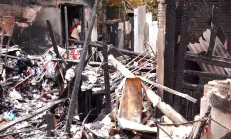 Incêndio destrói casa e deixa três cães mortos na Serra