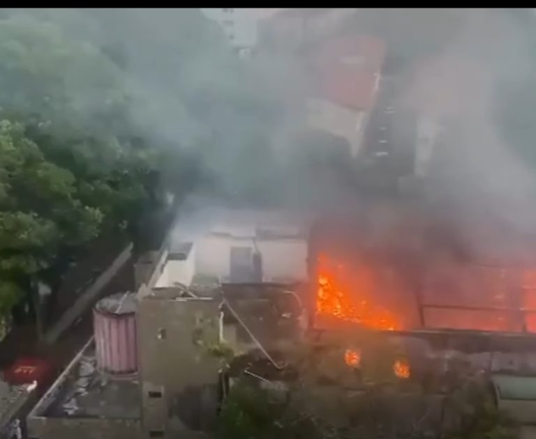 Incêndio destrói o que restava do Teatro Waldemar de Oliveira, no Recife