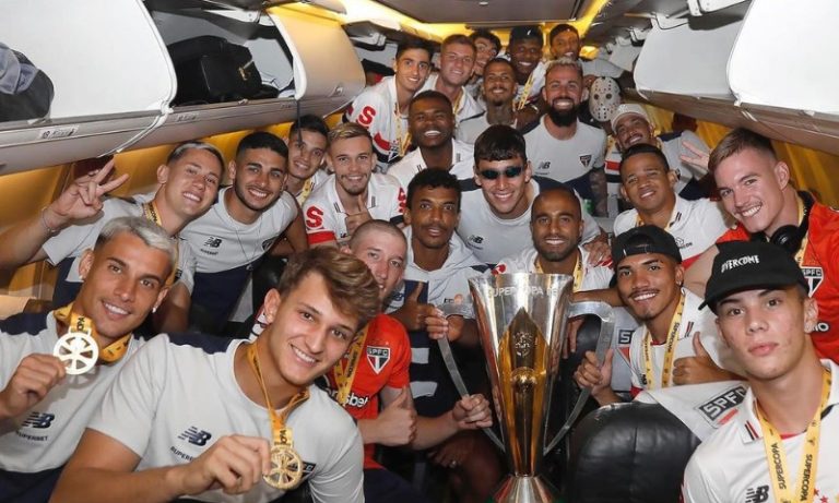 Jogadores do São Paulo comemoram título da Supercopa com torcedores na Barra Funda