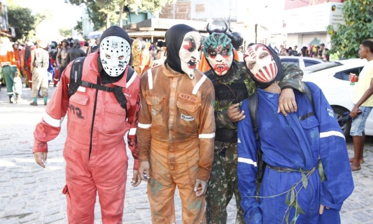 Mascarados invadem as ruas para o Carnaval de Vila Velha