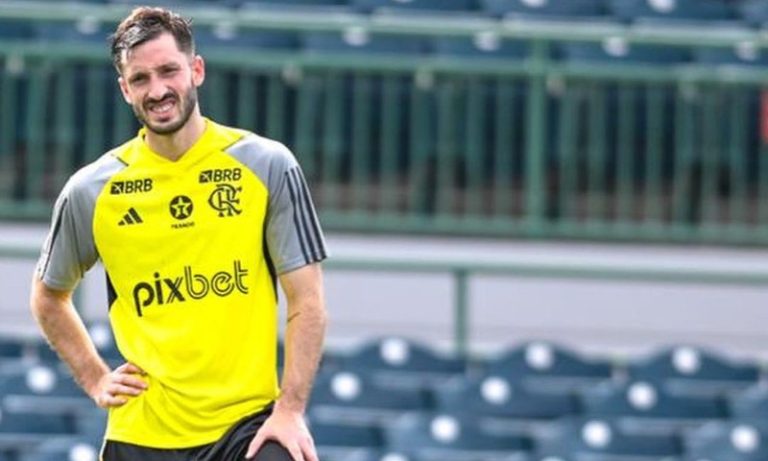 Matías Viña é relacionado no Flamengo antes de ir à Itália ver nascimento da filha