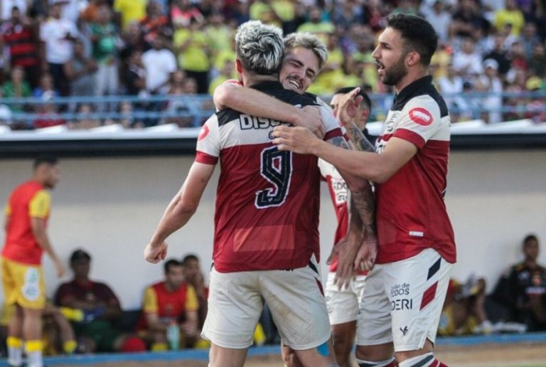 Mesmo no sufoco, Santa Cruz vence Petrolina e sobe na tabela do Estadual