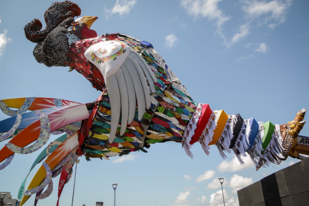 Montagem do Galo Gigante da Paz modifica trânsito do Centro do Recife