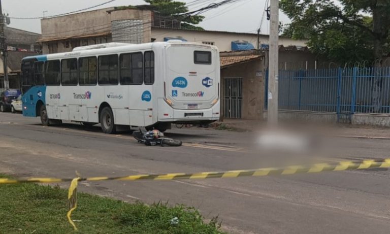 Mulher morre após moto bater de frente com um ônibus na Serra