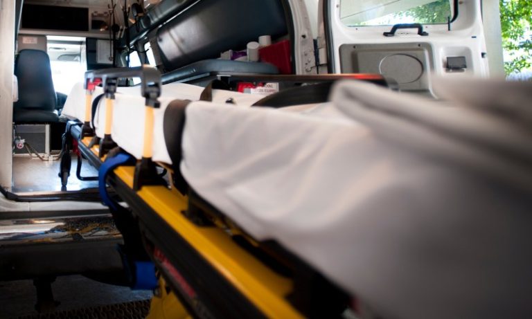 Mulher se desequilibra, cai de moto e morre atropelada por caminhão em Cariacica