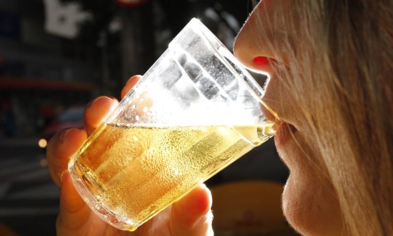 Mulheres no ES consomem mais álcool que a média nacional