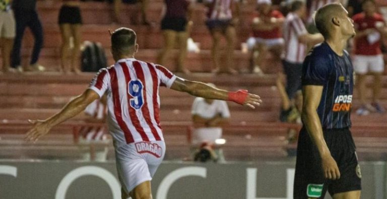 Náutico ganha fácil do Porto, nos Aflitos, e segue na cola do líder Sport