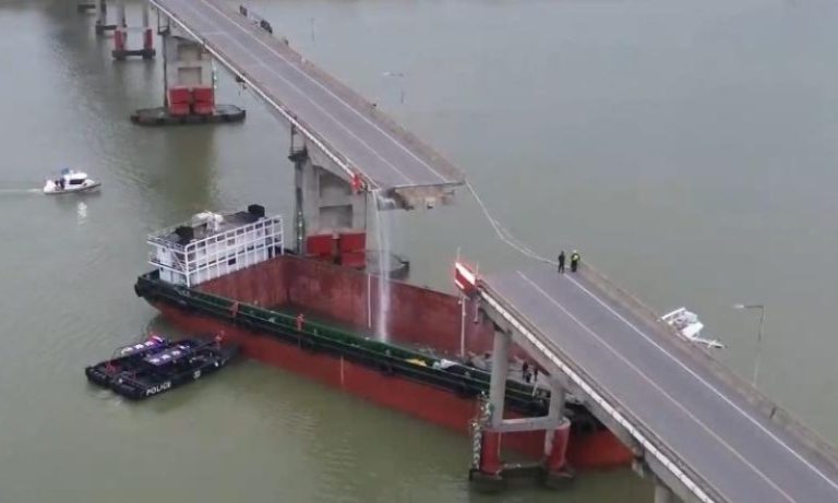 Navio bate, derruba ponte e mata ao menos cinco pessoas na China