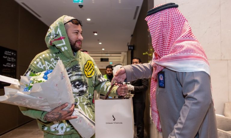 Neymar ganha buquê de flores em seu retorno à Arábia Saudita para recuperação