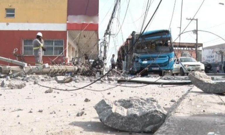 Ônibus do Transcol derruba poste em avenida na Serra