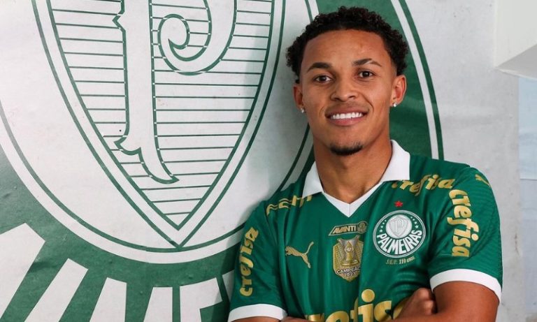 Palmeiras oficializa contratação do atacante Lázaro por empréstimo
