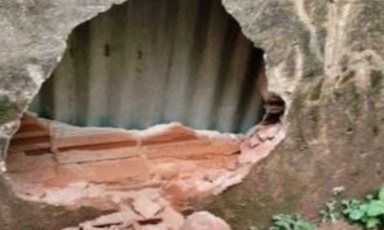 Pedra rola de barranco e atinge casa no Sul do Estado