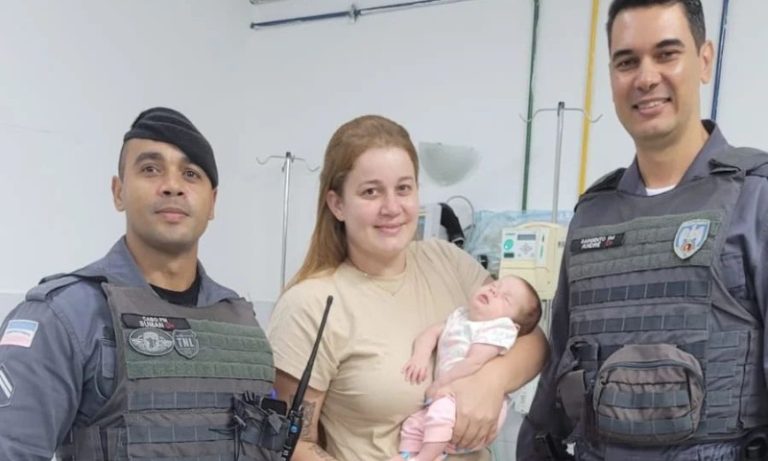 Policiais socorrem bebê após engasgo em Viana