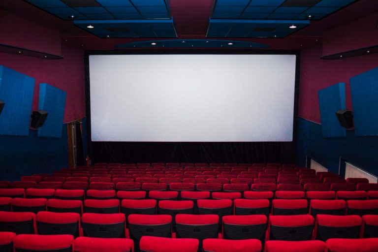 Público é esquecido e trancado em cinema no Rio em sessão de “Os Rejeitados”