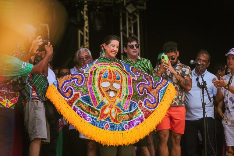 Raquel Lyra acompanha cortejo das nações de maracatu rural em Nazaré da Mata