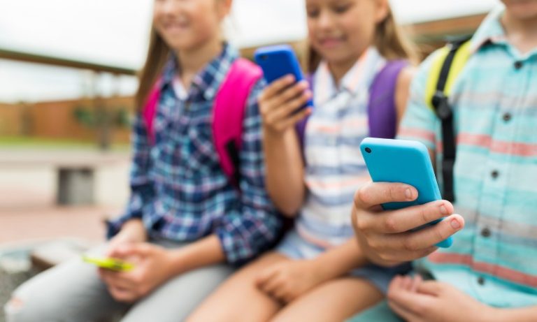 Rio de Janeiro proíbe uso de celular dentro de sala de aula de escolas municipais