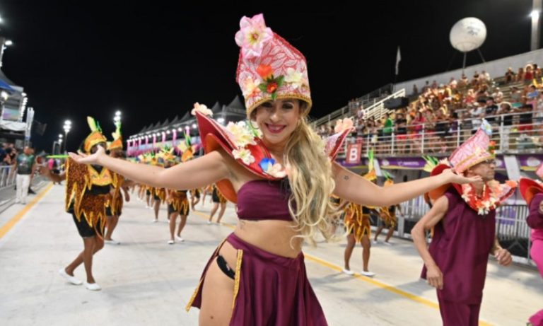 Rosas de Ouro é campeã do Grupo de Acesso B do Carnaval de Vitória
