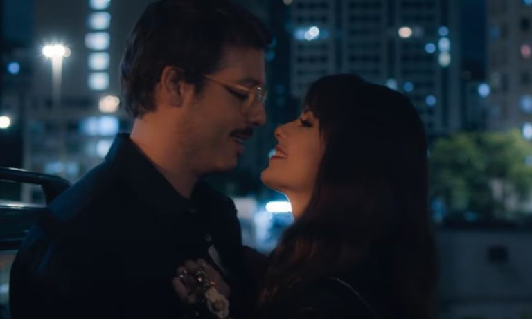 Sandy e Fábio Porchat se beijam em novo trailer de comédia romântica