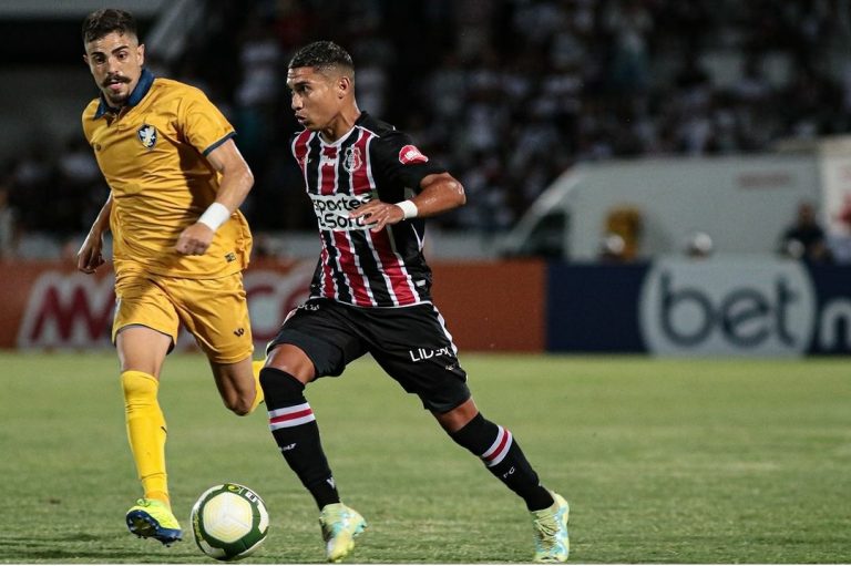 Santa Cruz e Retrô empatam em 0x0 em jogo equilibrado