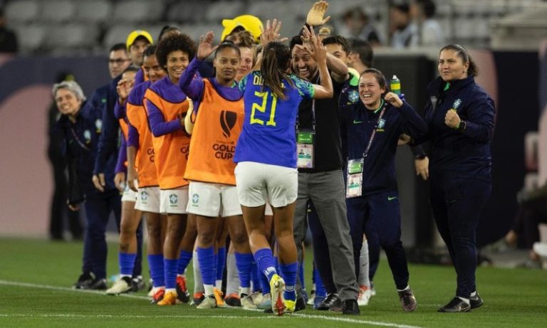 Seleção derrota a Colômbia por 1 a 0 e se classifica para o mata-mata da Copa Ouro