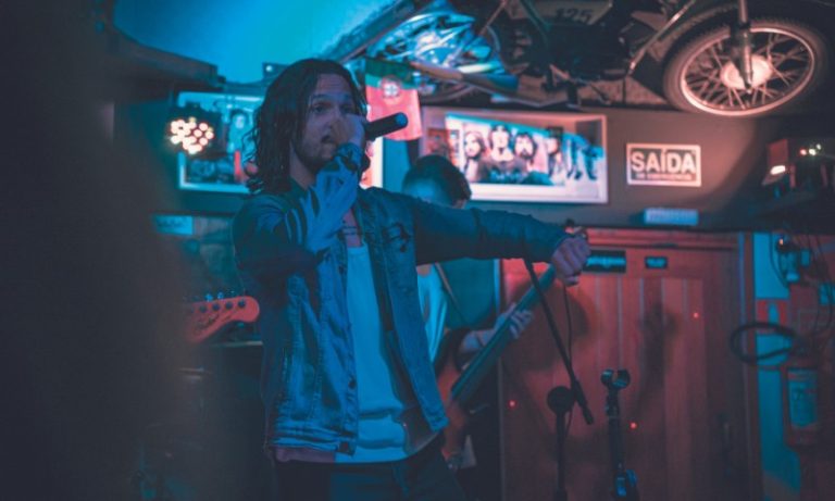 “Sextou” com rock, samba e eletrônico
