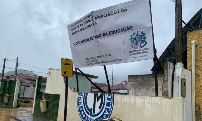 Temporal alaga ruas e destelha casas na Região Serrana do ES