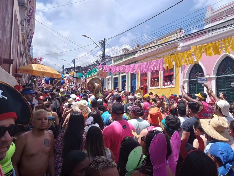 Terça-feira de Carnaval com calor e animação de sobra nas ladeiras de Olinda