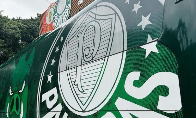 Torcedor do São Paulo atira garrafa e quebra vidro de ônibus do Palmeiras
