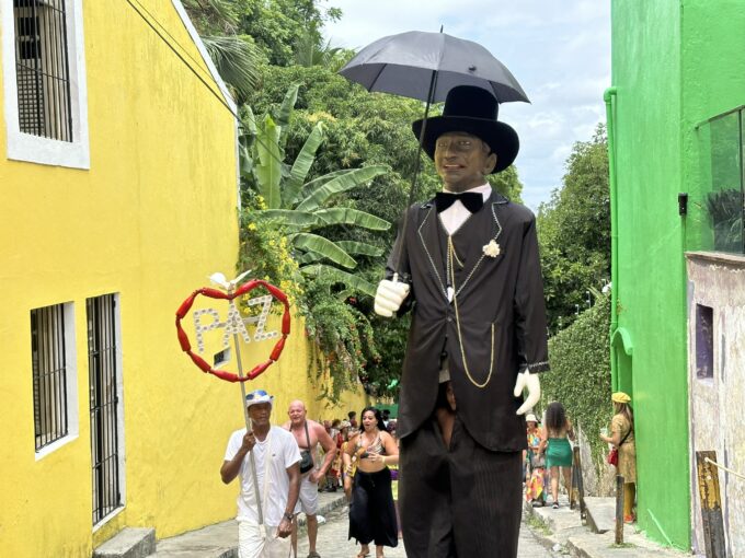 Troça O Lord desfila em Olinda retratando homenageado da cidade este ano