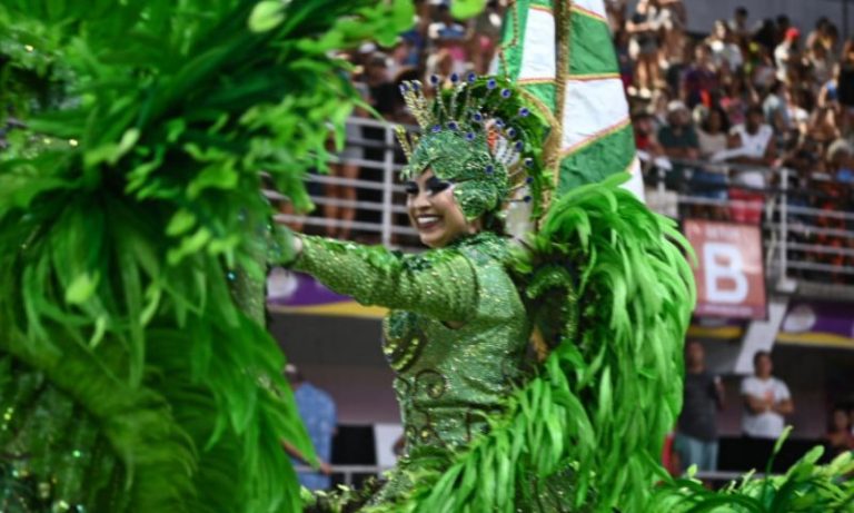 Unidos da Piedade celebra a própria história na passarela do samba