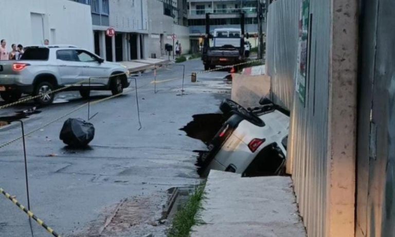 VÍDEO | Carro é engolido por cratera na Praia do Morro, em Guarapari
