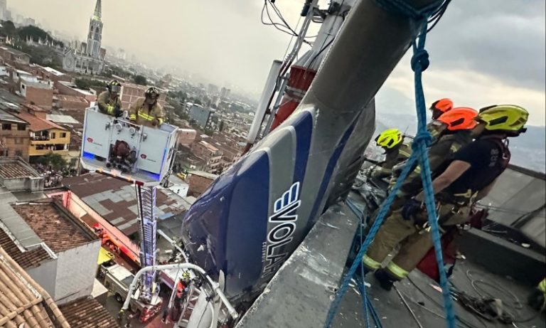VÍDEO | Helicóptero com turistas cai após decolar e fica preso a antena na Colômbia