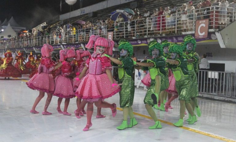 Veja como foi a primeira noite de desfiles das escolas de samba no Sambão do Povo