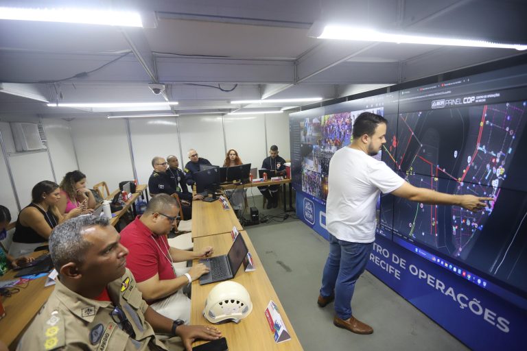 Veja como funciona a central de operações do carnaval do Recife